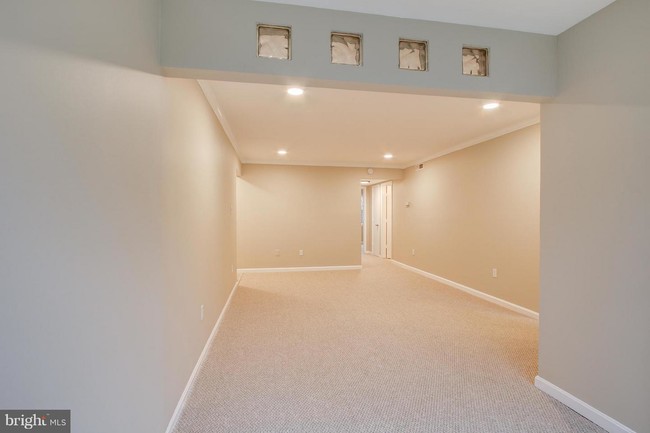 Building Photo - 6 Normandy Square Ct