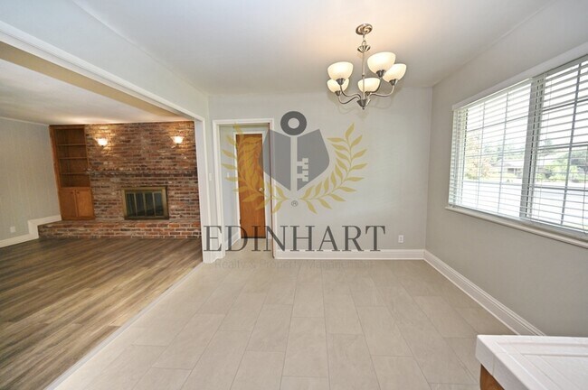 Building Photo - 412 W Sample Ave