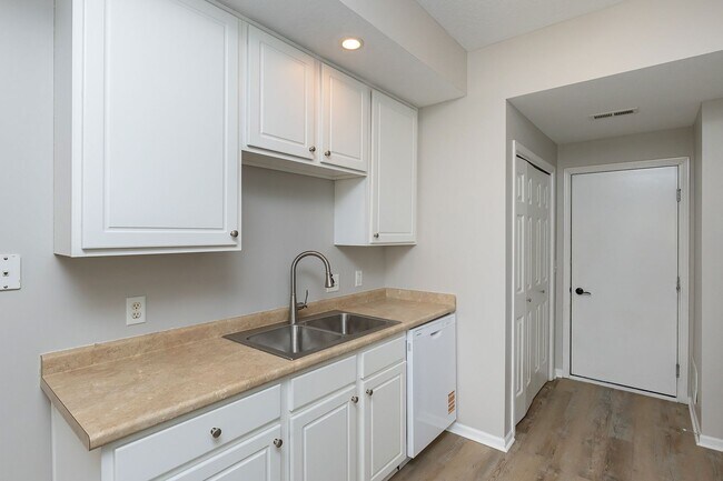 Building Photo - CHARMING TOWNHOME!! 2 Bedroom, 3 Bathroom Townhome in Ankeny!