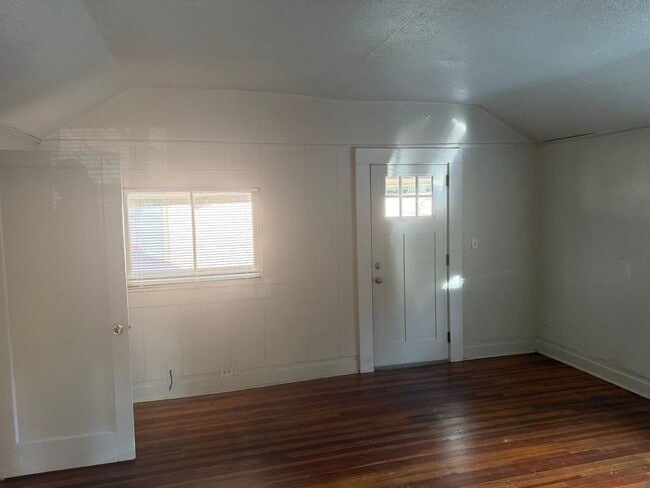 Building Photo - 2 bedroom 1 bathroom house - Close to Campus!