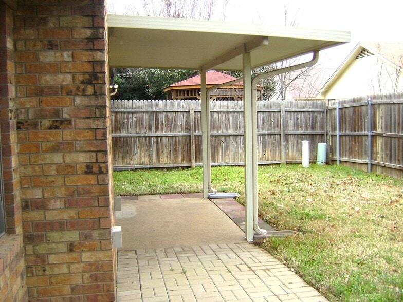 Building Photo - 1714 Redbud Ln