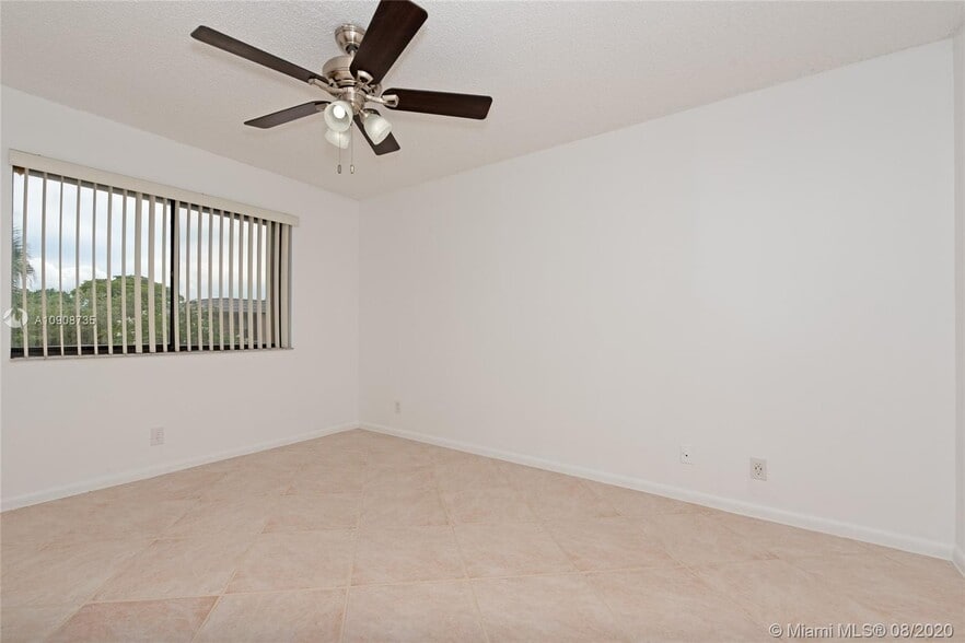 Building Photo - 320 Racquet Club Rd