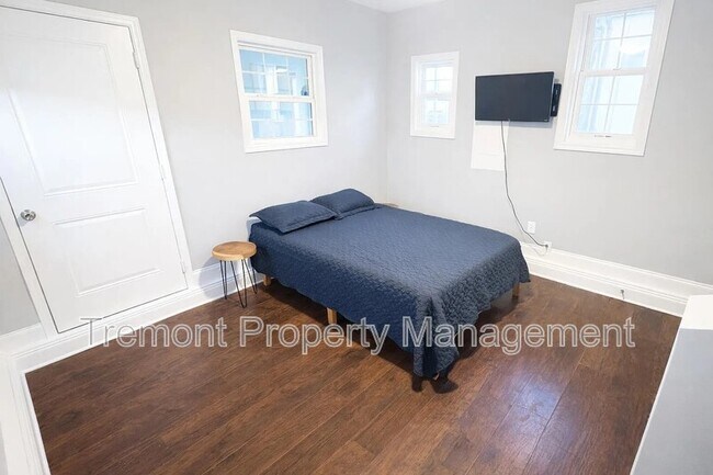 Building Photo - 1903 E 13th St