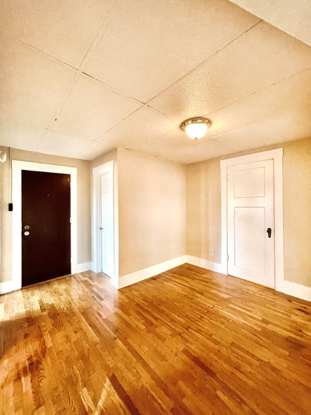 Building Photo - 901 N M St