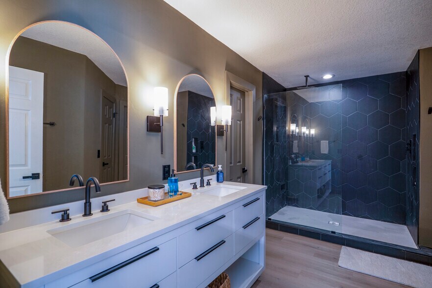 Building Photo - 10331 Mustang Rdg