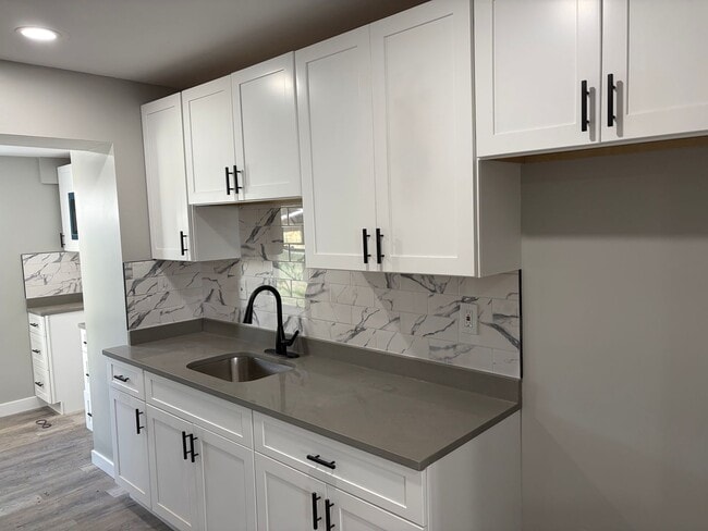 Building Photo - Fully Renovated 2 Bed 1 Bath Townhouse Style Row Home Now Available