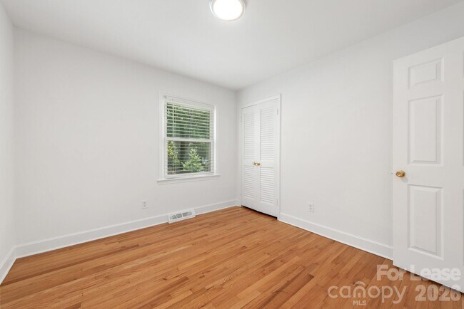 Building Photo - 1129 Eastview Dr