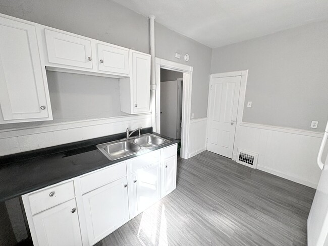 Building Photo - Charming 2 Bedroom Home for Rent & In Grea...