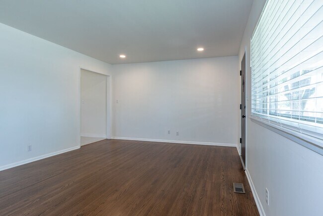 Building Photo - 3 Bed 1.5 Bath in Great Midtown Location!