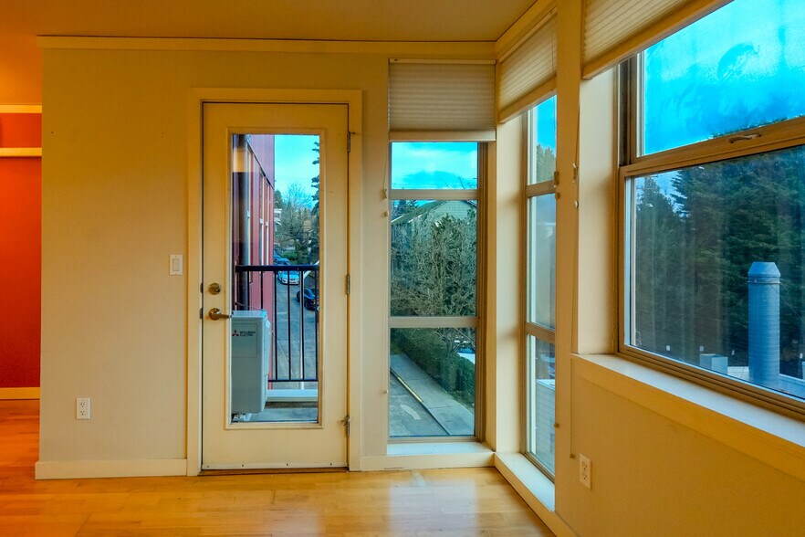 Patio with air conditioning vent - 1310 N Lucas Pl