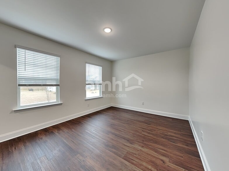 Building Photo - 15721 Thomas Rd