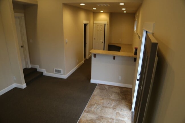 Building Photo - 4 bed/2 bath 1000 feet From Monroe