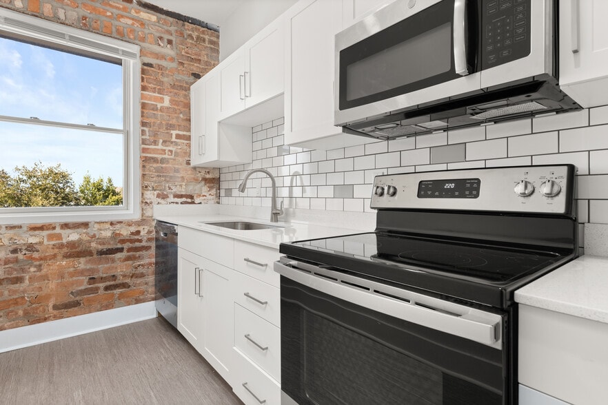 Building Photo - 1000 King Apartments