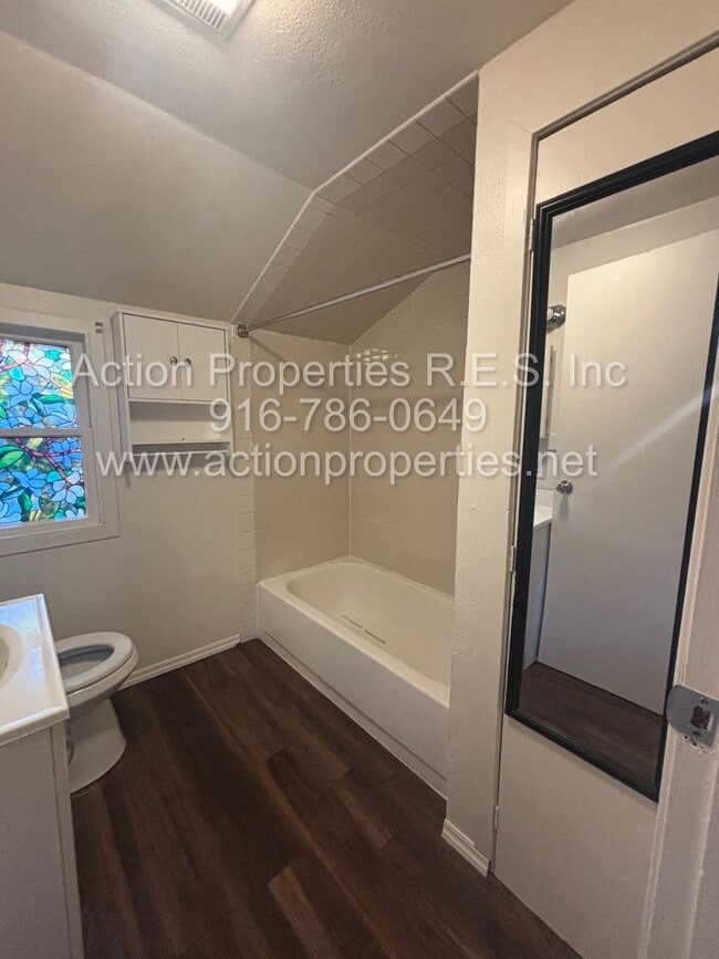 Building Photo - Central Roseville, 1 Bed, 1 Ba, Wall Air, Large Living Room, Bedroom Downstairs, Large Deck great...