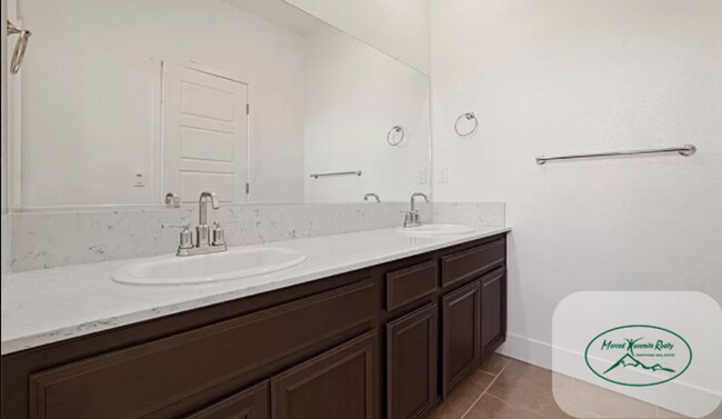 Building Photo - CORNER LOT - Beautiful 5-Bedroom Home for Rent in North Merced!