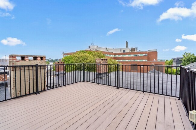 Building Photo - 110 Elm St