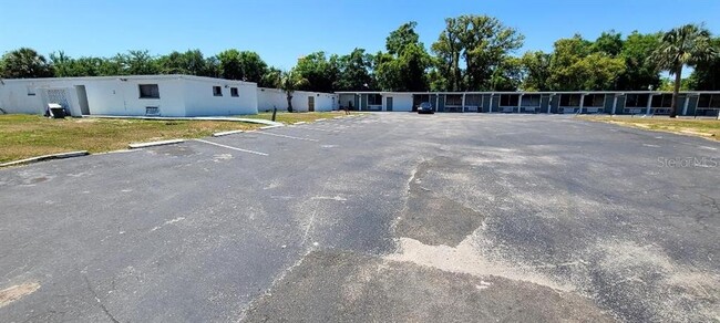 Building Photo - 421 E Kennedy Blvd
