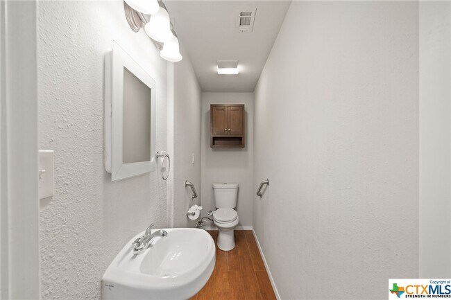 Building Photo - 1310 Scenic View Dr