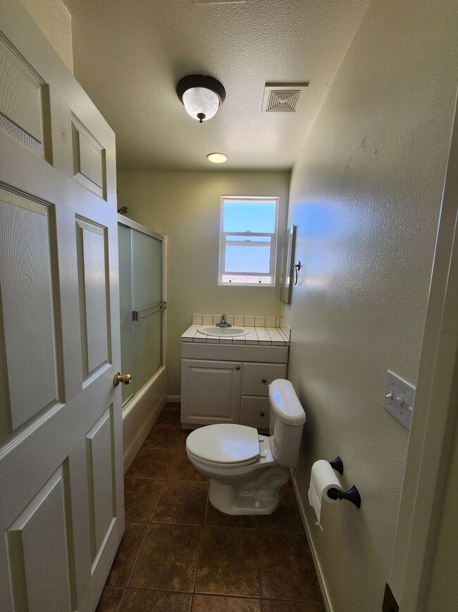 Building Photo - 3 bedroom  2 bath