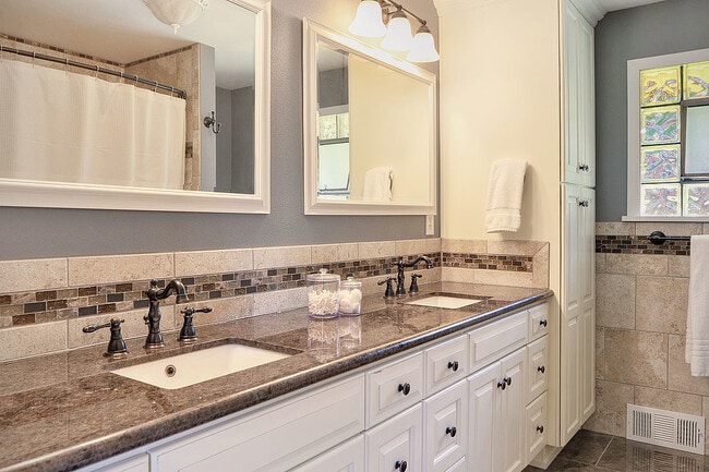 Building Photo - Mid Century Modern in Maple Leaf