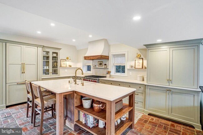 Building Photo - 7153 Main St