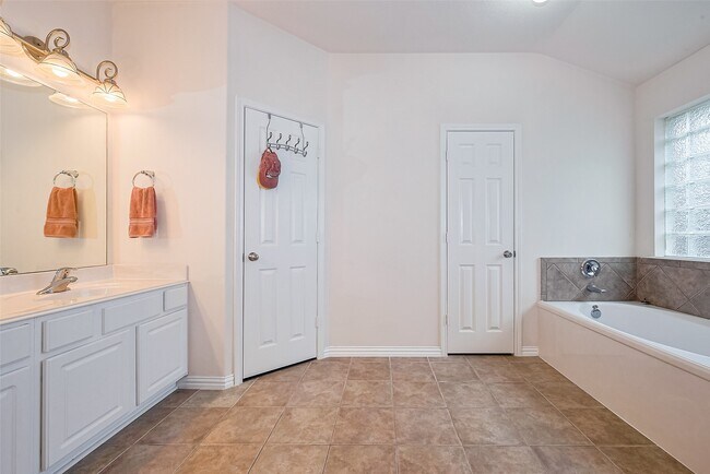 Building Photo - 1007 Casting Springs Way