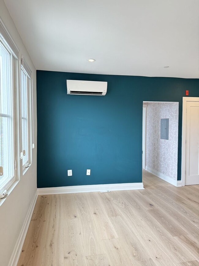 Building Photo - Bright Top-Floor 1BR Condo in Columbia Hei...