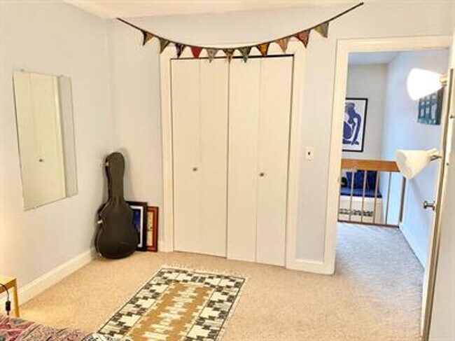 Building Photo - 2 Bedroom Condo South End of Burlington