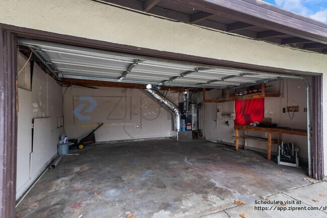 Building Photo - 909 N Estates Dr