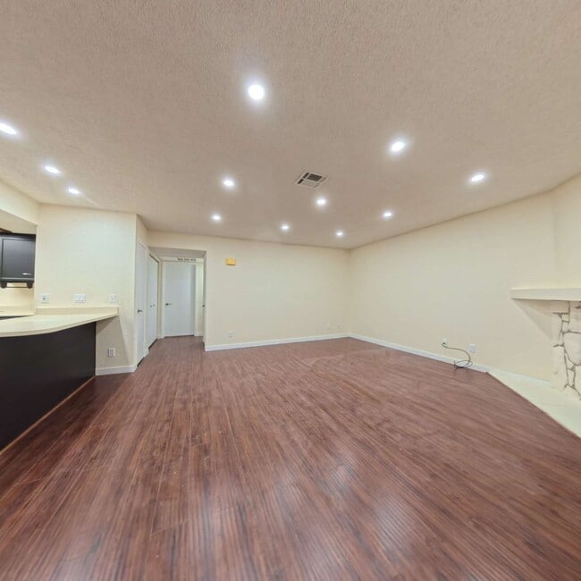 Building Photo - Beautiful 2 Bedroom 2 Bathroom Condo at The Lakes!