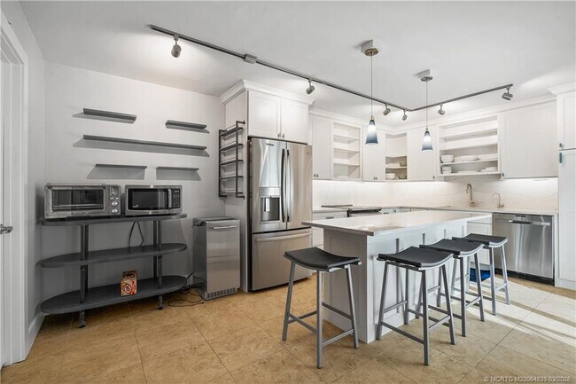 Building Photo - 6162 SE Riverboat Dr