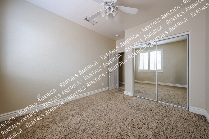 Building Photo - 2211 W Olive Way