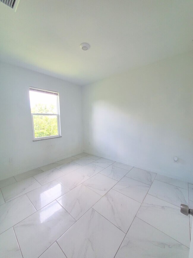 Building Photo - MOVE IN READY-3/2/1-PUNTA GORDA, FL
