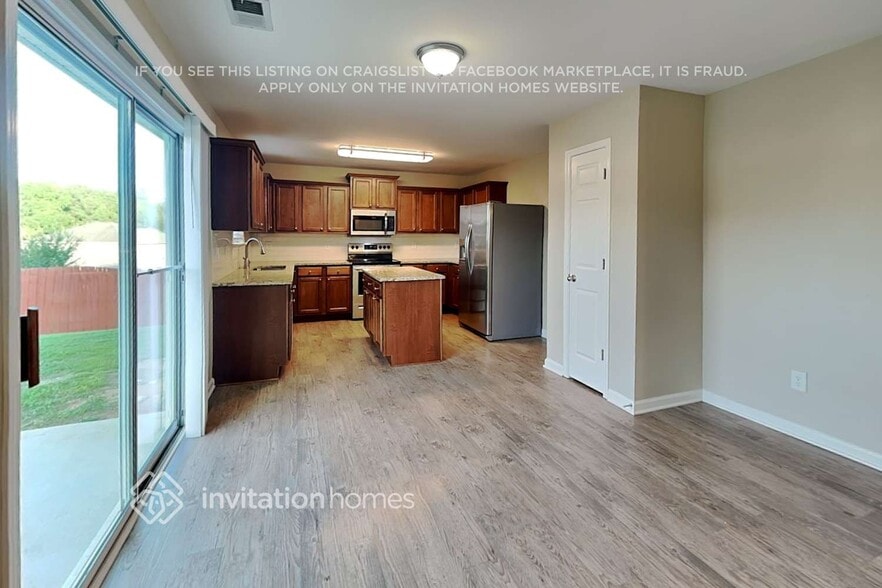 Building Photo - 925 Donington Cir SE