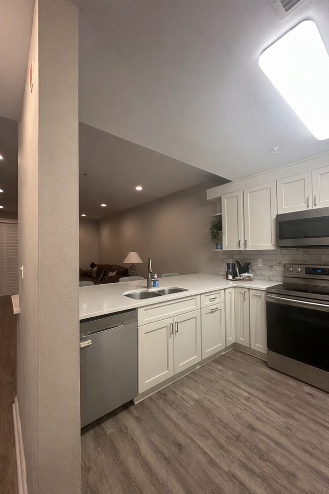 Building Photo - MOVE IN PROMO!!! ONE MONTH FREE --- Beautiful Condo walking distance to Grand Boulevard!