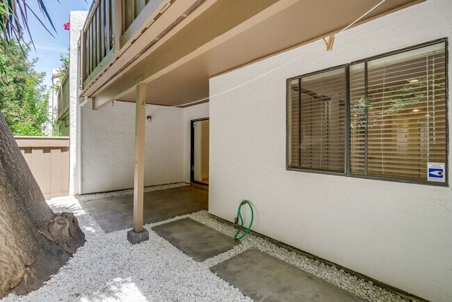 Building Photo - 2201 Monroe #505