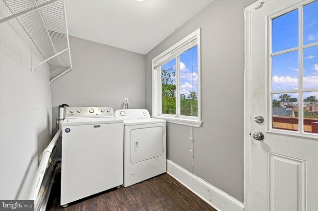 Building Photo - 586 Martin St