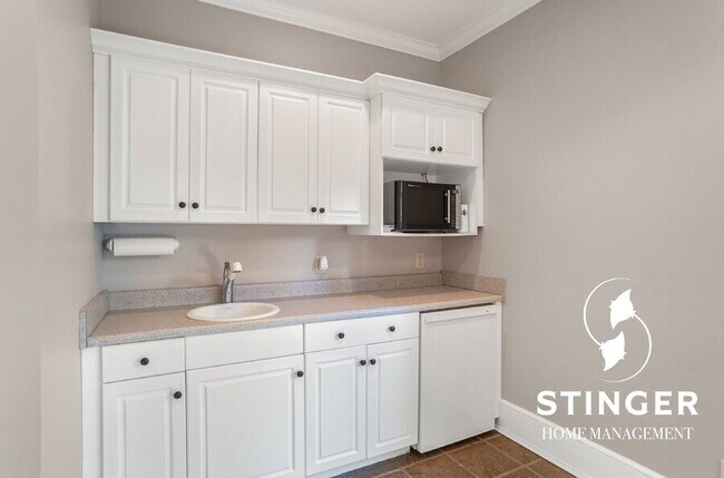 Building Photo - 14 Hayek St