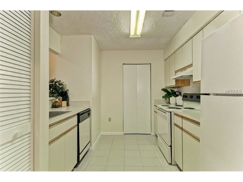 Building Photo - 2333 Feather Sound Dr