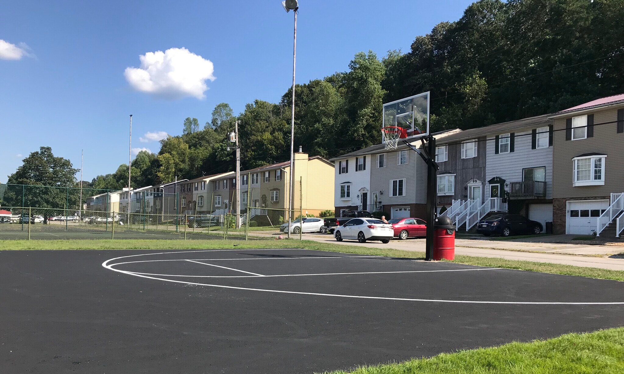 Basketball/tennis courts - 109 Geronimo Dr
