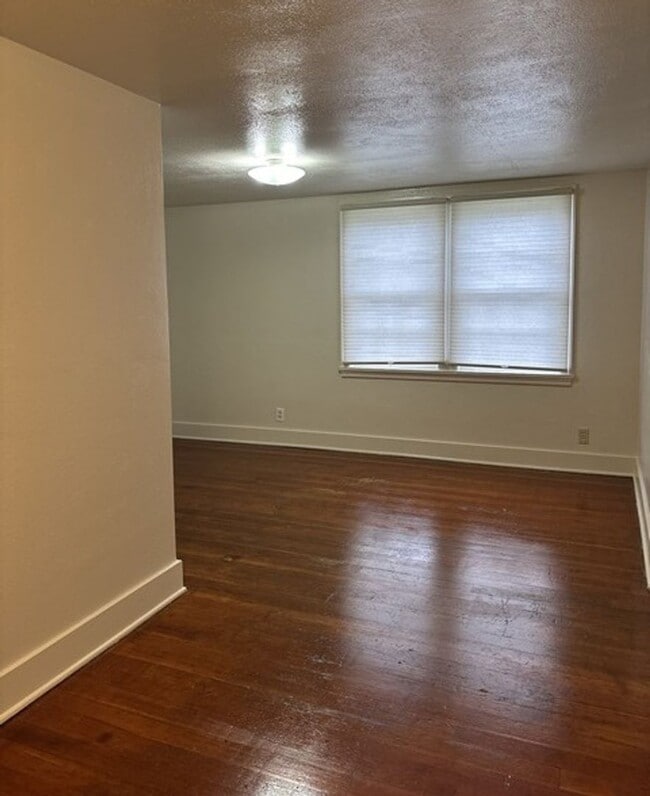 Building Photo - 4Bd/1Ba Two Story House - Available to View!