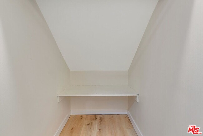 Building Photo - 853 S Bedford St