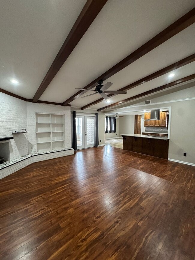 Building Photo - Incredible 4 Bed / 2 Bath updated Home, Available Now!