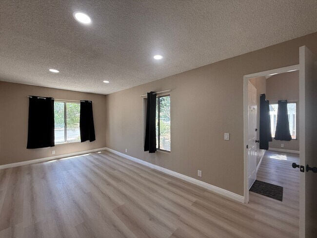 Building Photo - 317 Camino Real Ave