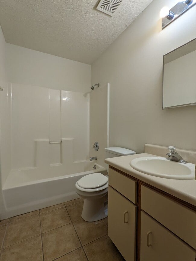 Building Photo - 4 Bedroom/2 Bath Single Family Home