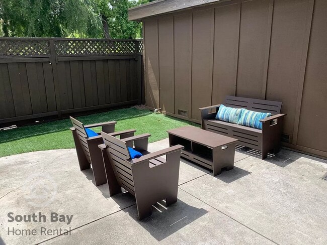 Building Photo - 3BD/1.5BA - Updated Townhouse with Modern ...