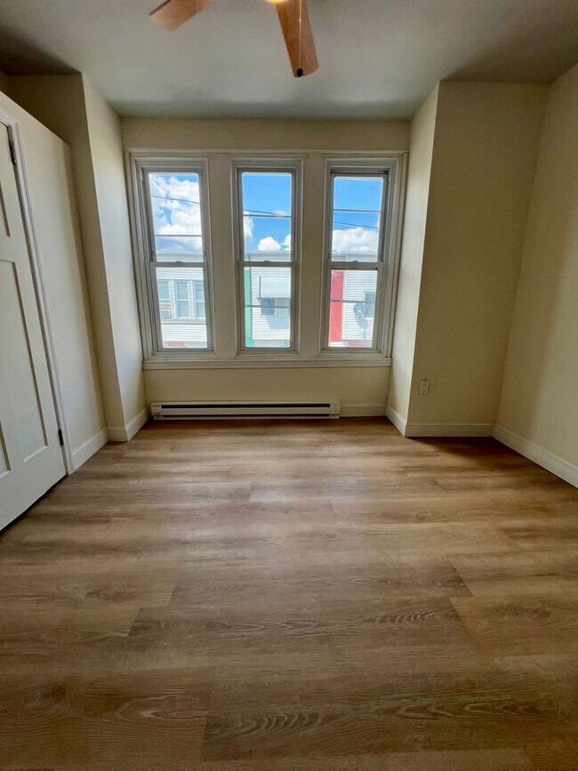 Building Photo - Newly Renovated 3-Bedroom Townhome in Fairhill! Available NOW!