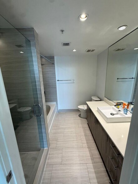 Building Photo - 551 NE 39th St