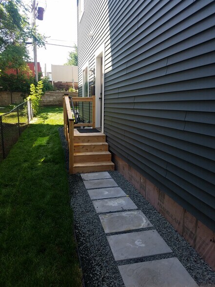 Building Photo - 1048 Dayton Ave