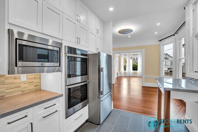 Building Photo - Pacific Heights: Remodeled Bi-Level Condo w/ Private Yard & Garage near Alta Vista Park